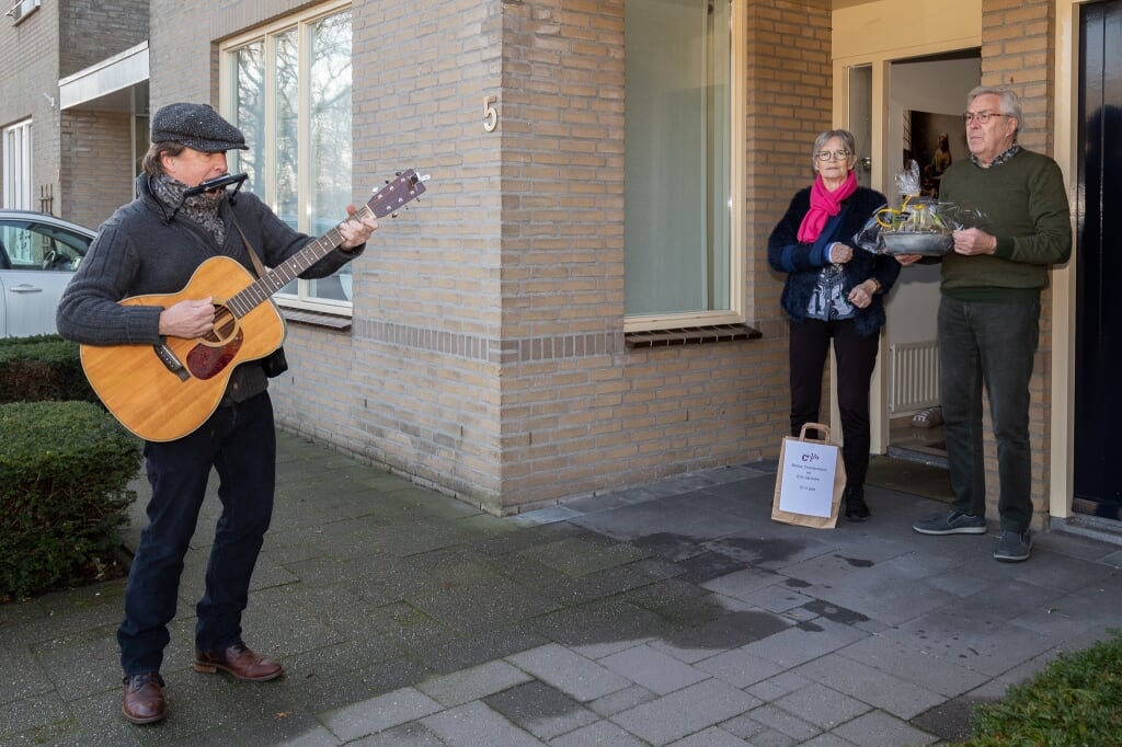 Betsie Timmermans en haar partner Erik Janssen hadden maandagochtend plots een troubadour voor de deur staan. Het stel verricht normaal gesproken vrijwilligerswerk voor Cello in Boxtel. (Foto: Hans van Doorn). 