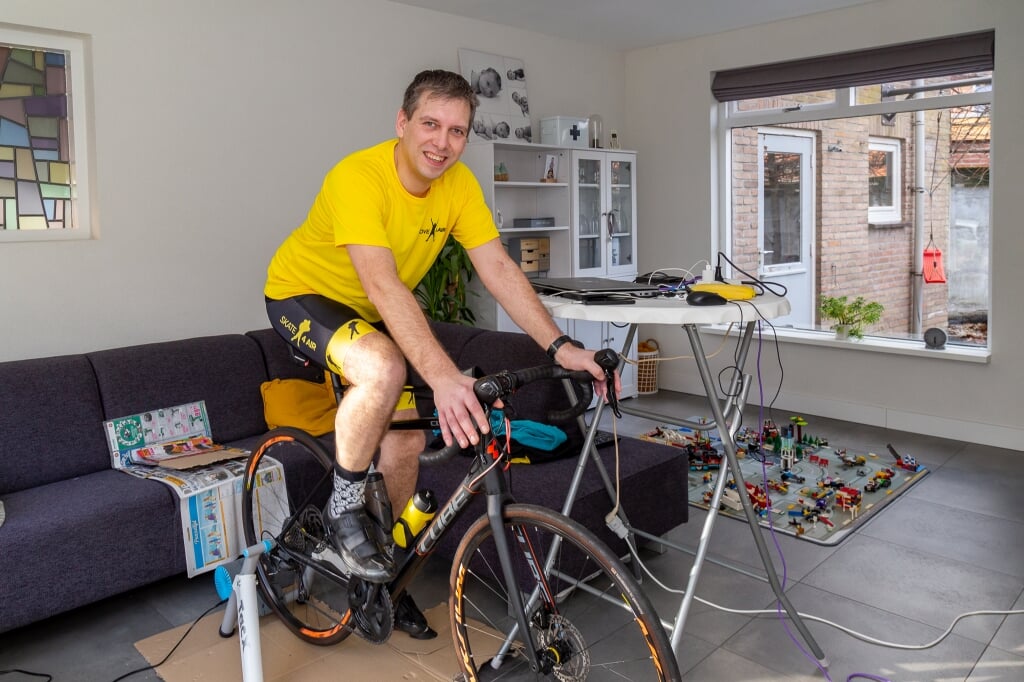Wouter Zijlstra fietste vrijdag in zijn woonkamer zo'n 240 kilometer voor het goede doel. (Foto: Hans van Doorn).