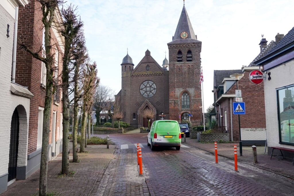 De nieuwe wegversmallingen in de Dorpsstraat in Esch vormen voor vrachtwagens weer een probleem. (Foto: Albert Stolwijk).
