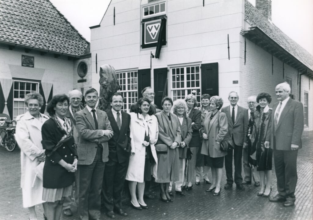 Na de onthulling van het VVV-logo op het gerestaureerde Hofje, poseren de vrijwilligers van de Boxtelse VVV in mei 1992 voor de lens van Brabants Centrum. 