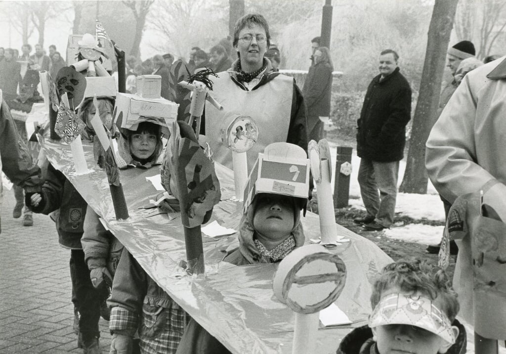 Kinderen van buurtvereniging Haarenseweg behaalden in hun categorie de eerste prijs onder het motto 'Op weg naar 2000'.