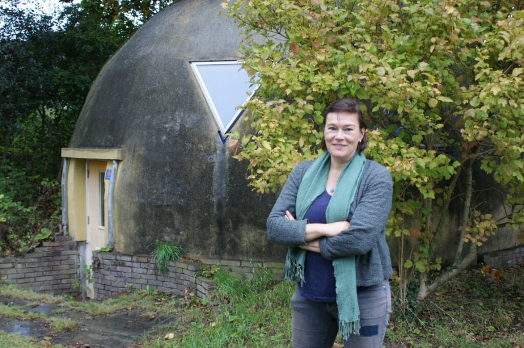 Katja Staring verhuist haar eetbare siertuin Verderland binnenkort van Boxtel naar Tilburg. De publicist schrijft regelmatig boeken en artikelen over ecologisch tuinieren en was sinds de zomer van 2020 werkzaam op De Kleine Aarde. (Foto: Marc Cleutjens).