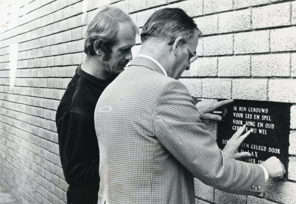 Eind oktober 1982: pastoor Thieu Lax legt de symbolische eerste steen van De Viersprong, de in aanbouw zijnde sportzaal van Gemonde.