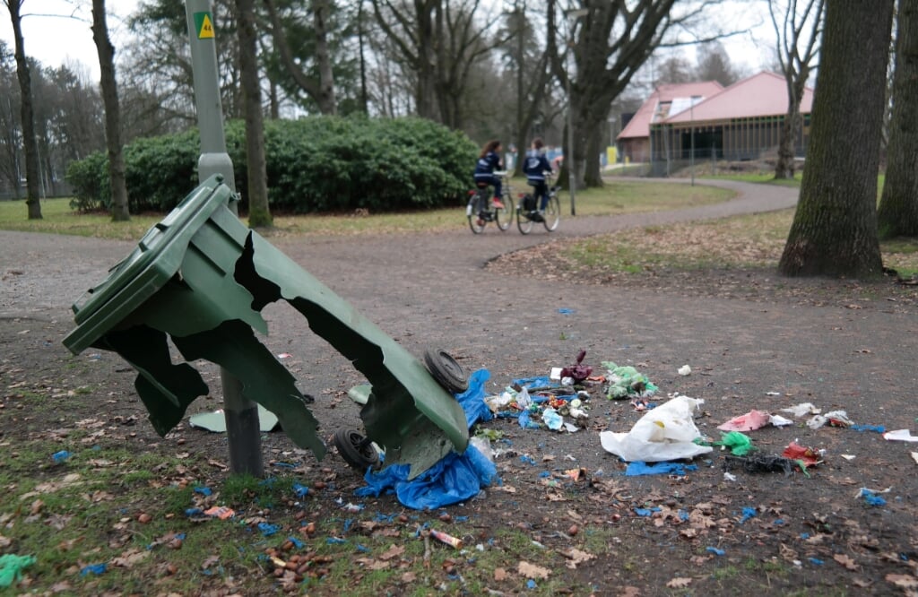 In wandelpark Molenwijk werd onder meer een kliko opgeblazen met vuurwerk. Ook werd brand gesticht in enkele afvalcontainers. (Foto's: Piet van Oers). 