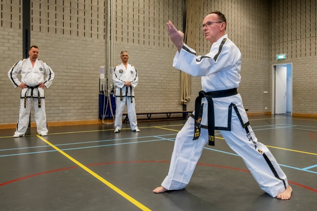 Onder toeziend oog van meesters Colin Bakker (links, achtste dan) en grootmeester Peter Sanders (midden, negende dan) behaalde Esschenaar Ad Dekker zijn zevende graad waarmee hij zich meester in de taekwondo mag noemen. (Foto: Peter de Koning). 