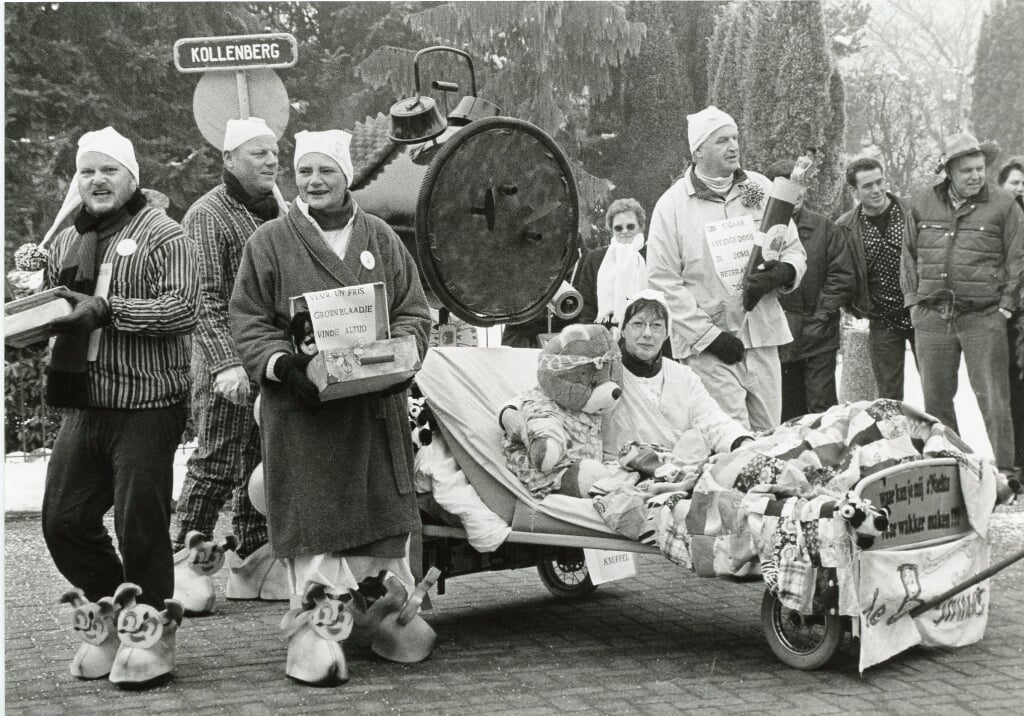 De Beginners nam de sluiting van de supermarkt als thema en beeldden uit waarvoor de groepsleden zoal 's nachts voor wakker gemaakt wilden worden. Het leverde de eerste prijs op bij de loopgroepen. (Foto's: Piet van Oers, 1999).