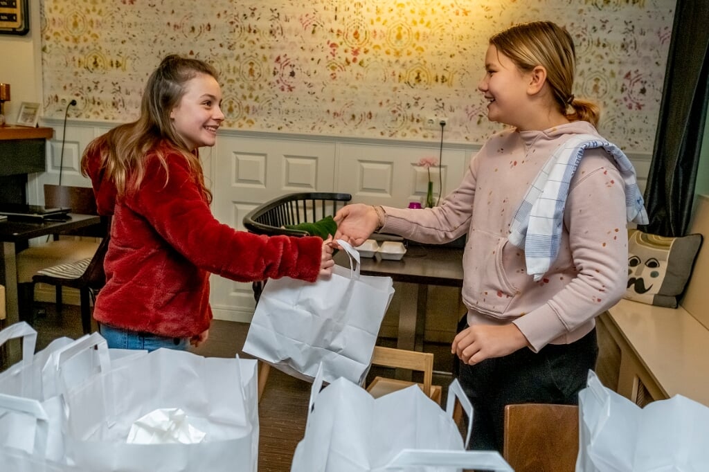 Voor haar twaalfde verjaardag trakteerde Annabel Smits (rechts) al haar klasgenoot op een lunch. Hartsvrienin Luus den Ouden ontving het eerste expemplaar in De Deugniet. 