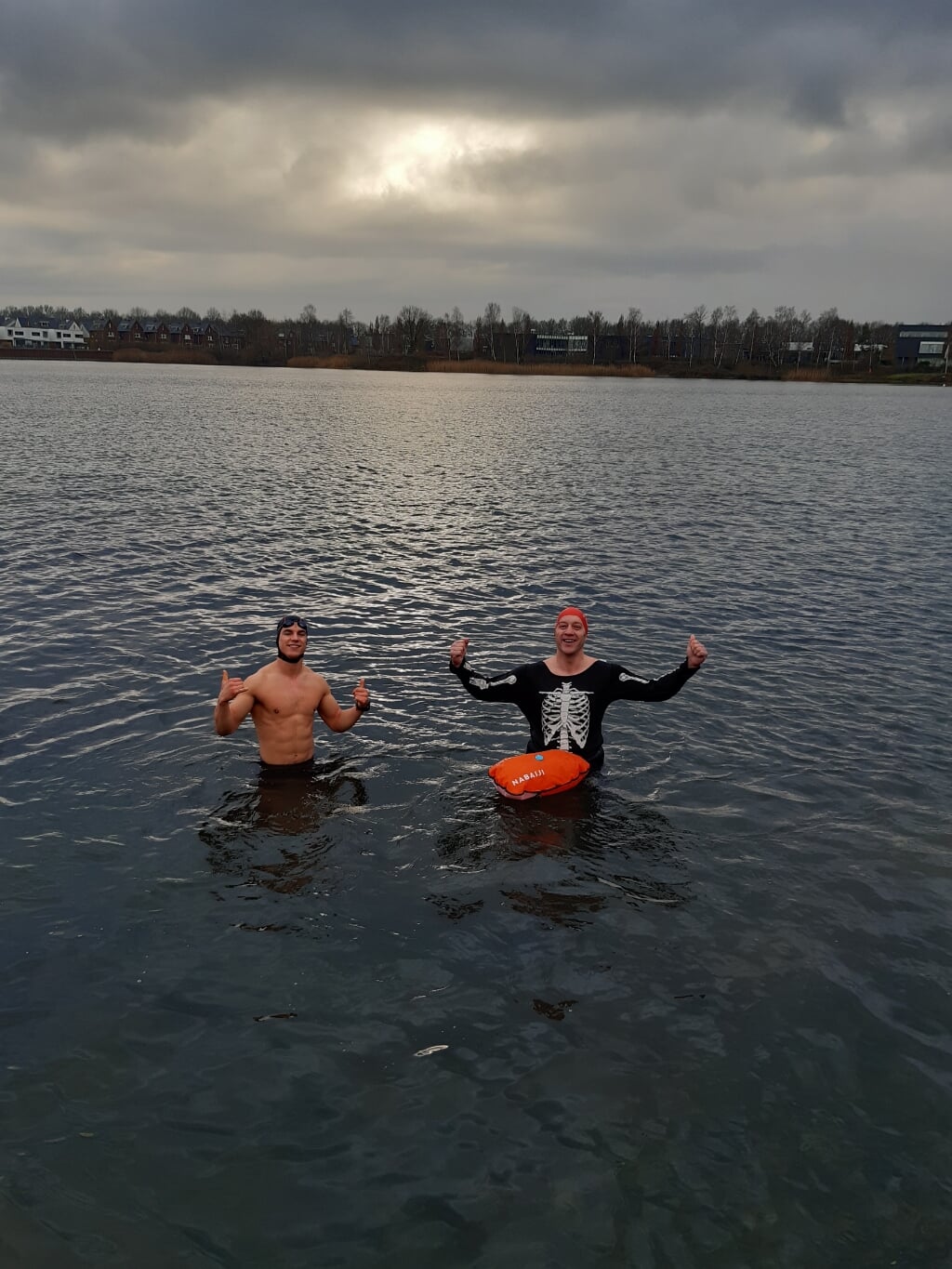 Liempdenaar Collin van Dijk (links) tijdens zijn nieuwjaarsduik in de Tilburgse surfplas. Naast hem Björn van Eenaeme, een ervaren koudwaterzwemmer. (Foto: eigen collectie).