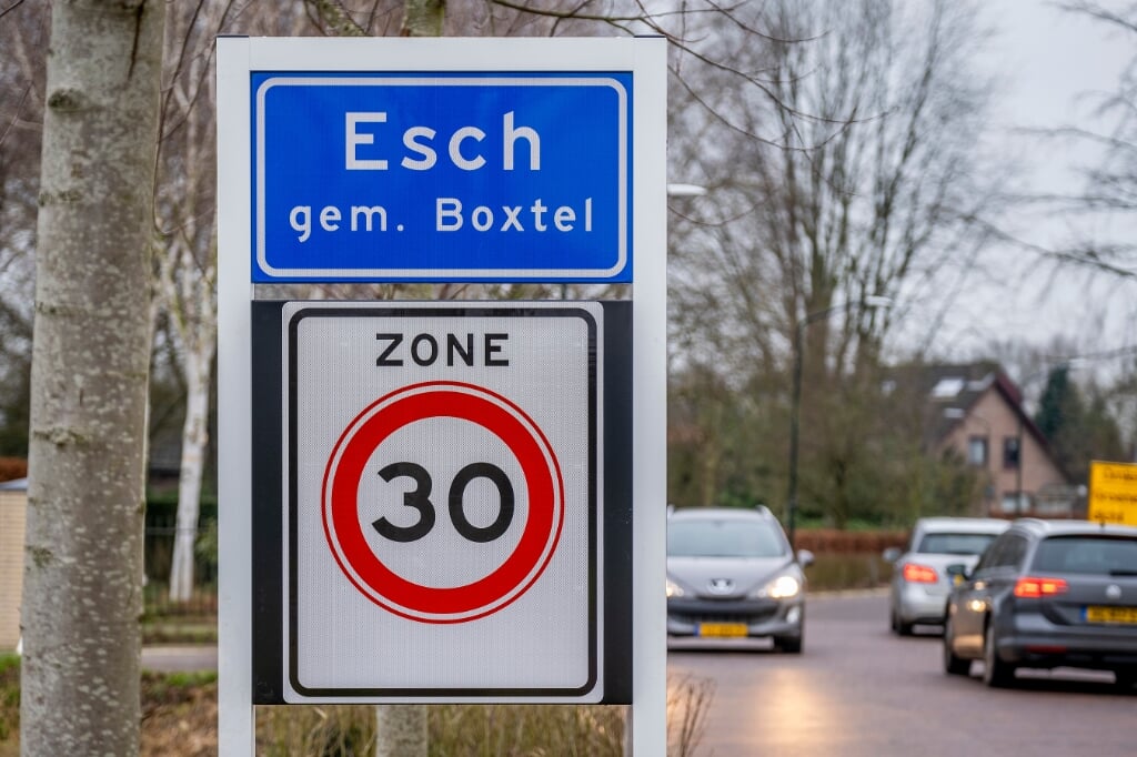 Met ingang van 1 januari 2021 maakt het dorp Esch deel uit van de gemeente Boxtel. Op de eerste werkdag van het nieuwe jaar werden de komborden vervangen. 