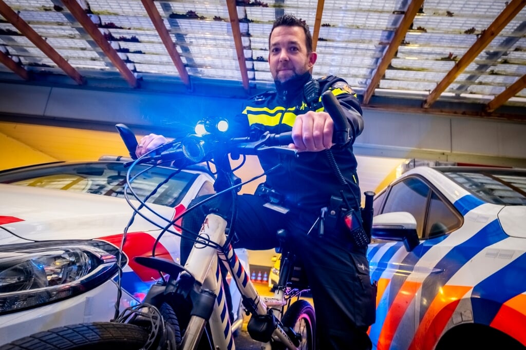 Agenten te fietsen worden extra herkenbaar dankzij de politieblauwe verlichting op hun tweewielers. Ook in Boxtel staan twee exemplaren. Willem de Louw is er blij mee, maar binnen het team moet nog even worden nagedacht hoe deze worden ingezet. 