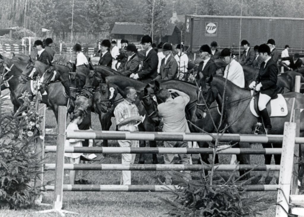 Paardenconcours van hippische sportvereniging Sint-Martinus in 1996.