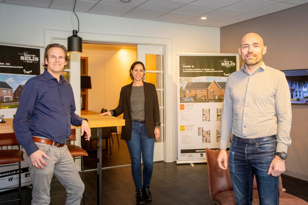 Joost Nuyens (rechts), Monique Feijen en Jochem Korting zijn de drie NVM-makelaars van Nuyens Makelaars. (Foto: Bas van den Biggelaar).