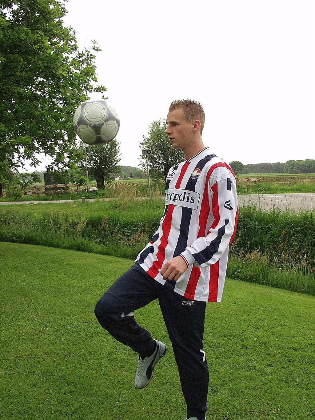 Frank van der Struijk uit Lennisheuvel bezocht DVG tijdens het jubileumjaar met het beloftenelftal van Willem II. De voetballer zou uiteindelijk 270 wedstrijden in de Eredivisie spelen.
