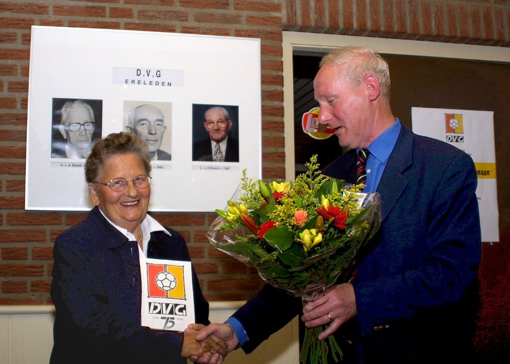 Betsie van den Brand-Smetsers ontving in 2003 van voorzitter Willy van Zuijlen het eerste jubileumboek van DVG. 