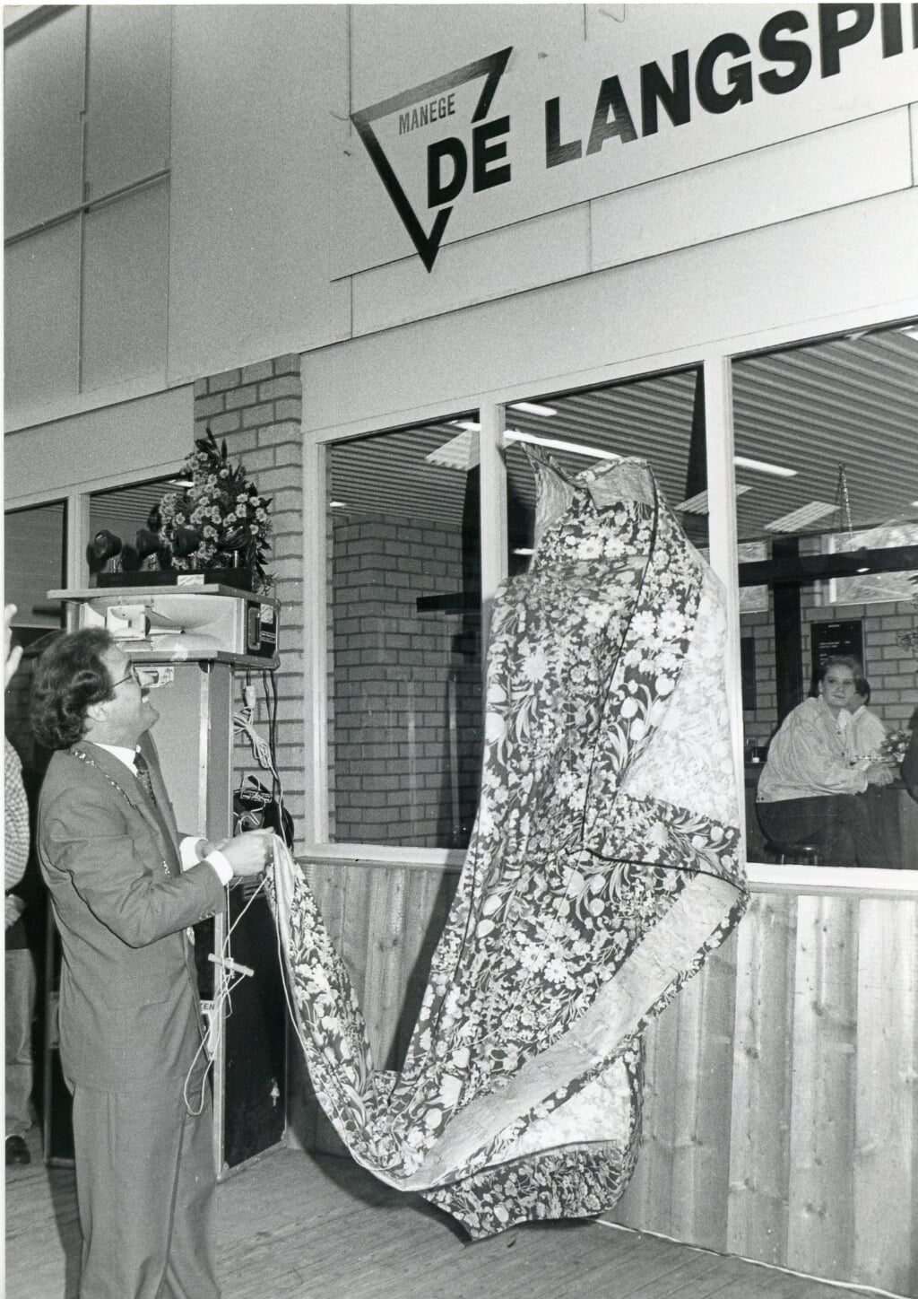 Maart 1992: toenmalig burgemeester Ton Rombouts onthult de naam van de nieuwe manege aan de Molenwijkseweg. (Foto: Gerard Schalkx). 