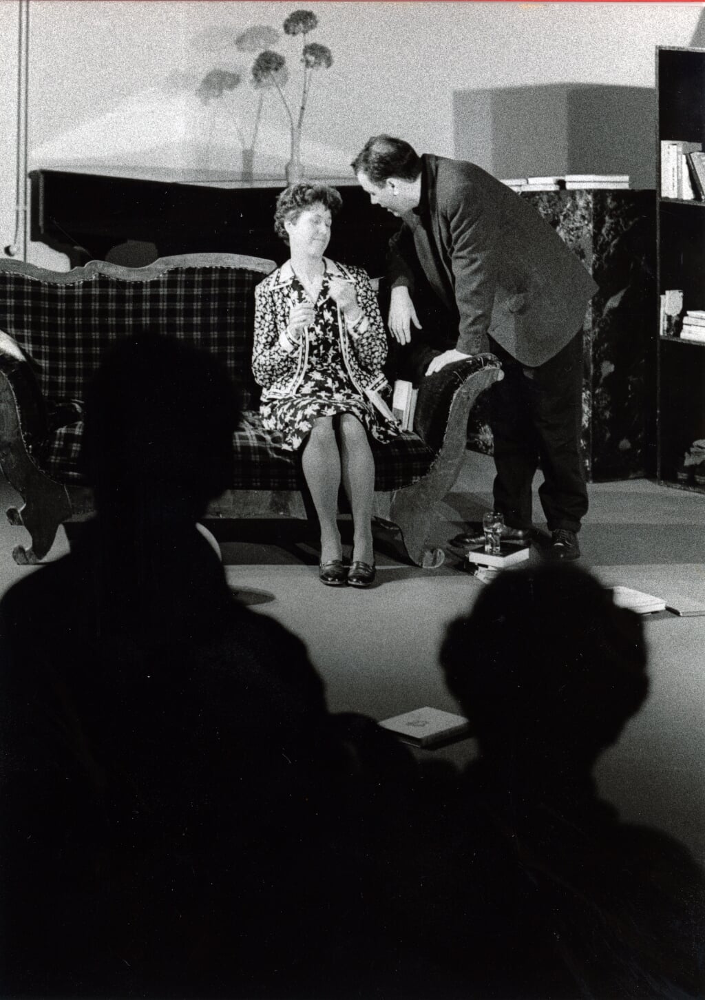 Leni Bekers blonk uit in de rol van de wat warrige Ina, in de voorstelling Kras. (Foto: archief Brabants Centrum, 1996).