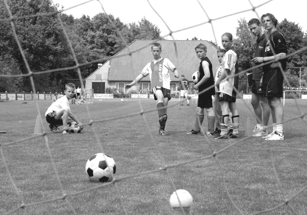 Onder toeziend oog van destijds PSV'er Frank Kuppens uit Liempde, kreeg de DVG-jeugd een voetbalclinic. 