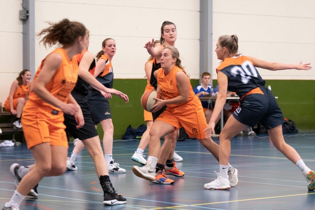 Mariëlle van Rosmalen heeft namens JRC Boxtel de bal in handen en zoekt naar een mogelijkheid om door de verdediging te komen. (Foto: Hans Verberk).