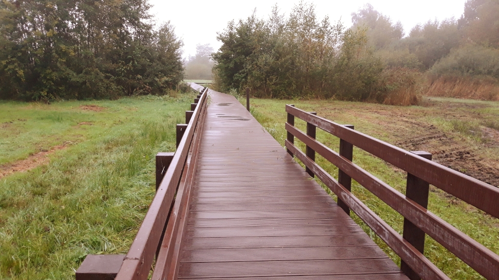 Waterschap De Dommel voorziet het in juli heropende vlonderpad in Boxtel-Oost van een reling. 