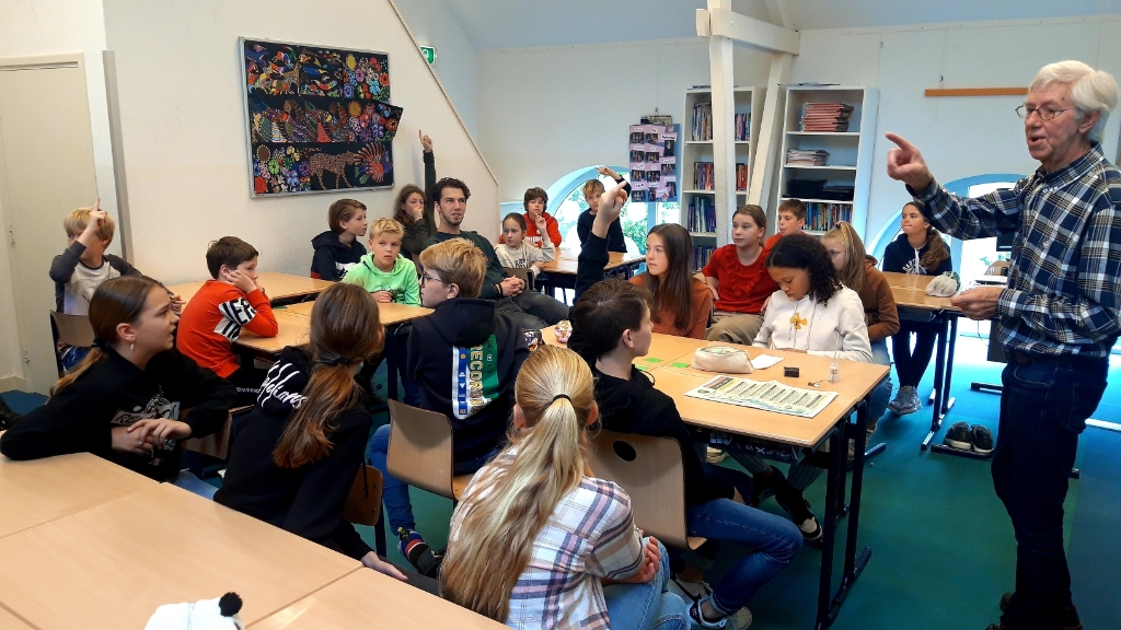Jan Juffermans gaf in het kader van de Duurzame Week een gastles aan leerlingen uit groep 8 van de Sint-Petrusschool. 