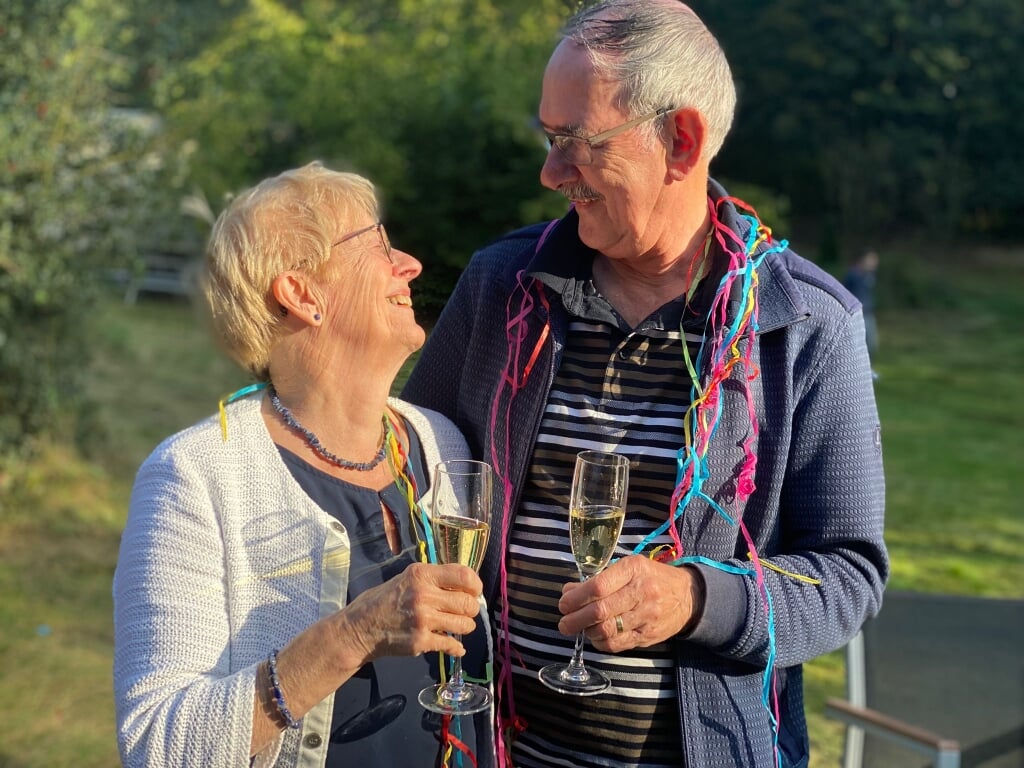 Annemie en Karel Veldhuizen vieren samen met hun gezin 50 jaar huwelijk. (Foto: eigen collectie).