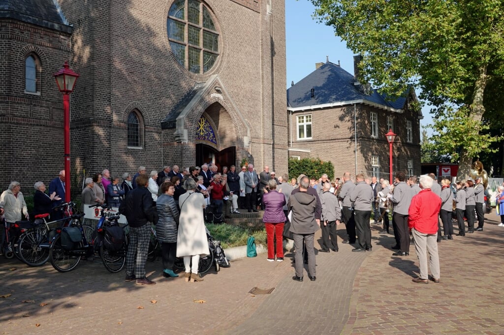 Gouden priesterfeest pastor Harry van den Tillaart in de Sint-Theresiakerk te Lennisheuvel. 