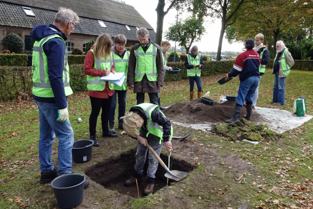 Vrijwilligers in Liempde graven putjes van één kubieke meter voor archeologisch onderzoek.