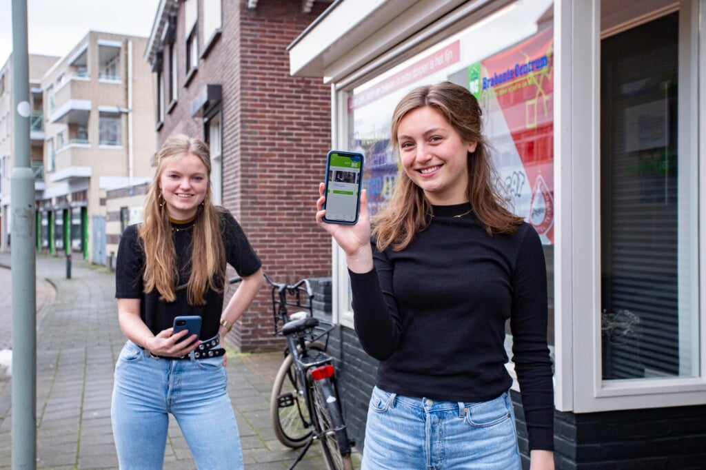 Noor Baaijens (links) en Judith Kruidenier zijn twee van de ruim 200 testers van de app Ons BC. (Foto: Bas van den Biggelaar).