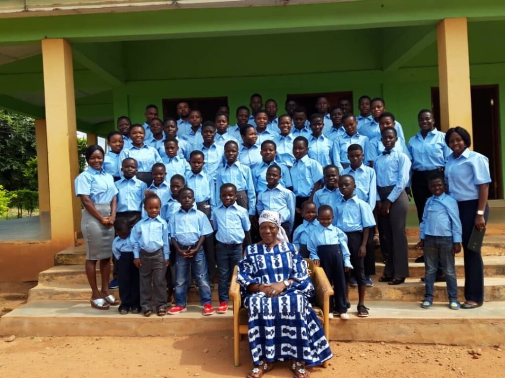 Moeder Joyce (voorgrond) bij al 'haar' kinderen uit het weeshuis in Ghana. De 56-jarige vrouw overleed onlangs plotseling aan een hartinfarct. (Foto: eigen collectie).