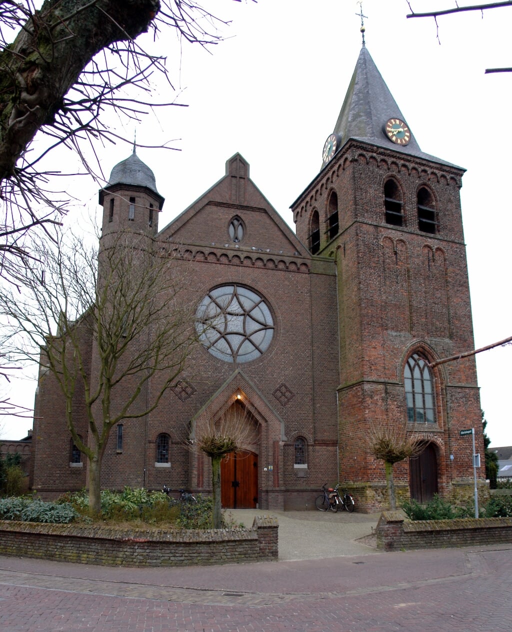 De Sint-Willibrorduskerk in Esch is ingewijd in 1927, maar de toren dateert al uit de tweede helft van de vijftiende eeuw. (Foto: Albert Stolwijk).