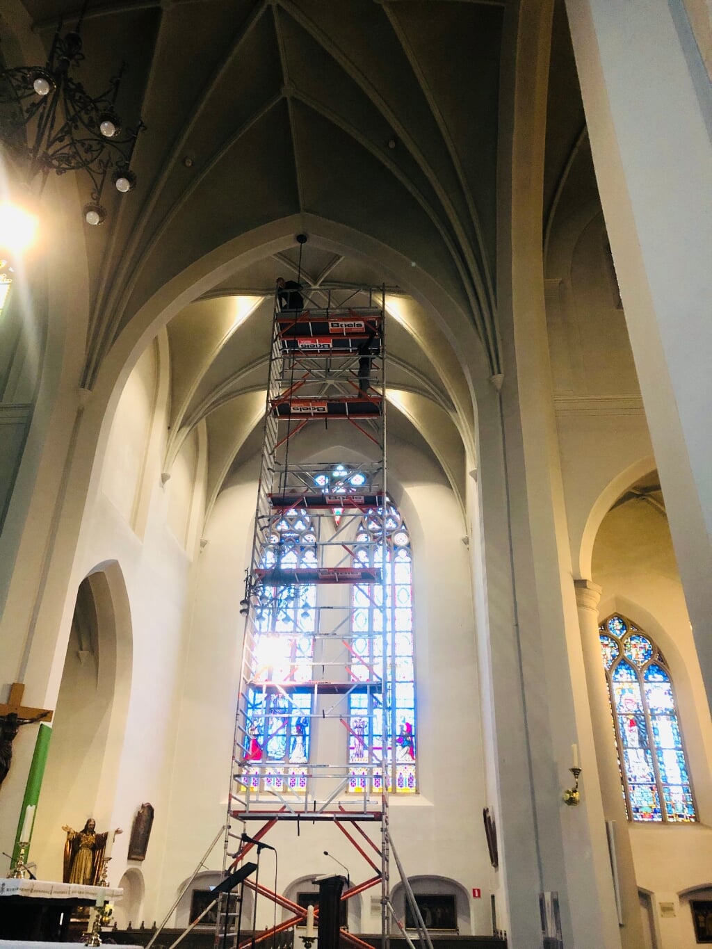 Om de bekabeling aan te brengen in de gewelven werd een achttien meter hoge steiger in de basiliek opgebouwd. (Foto: Fons van Heesch).