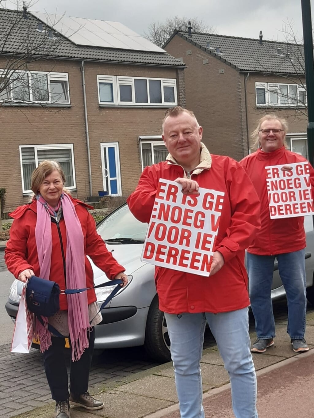 De Boxtelse SP-fractievoorzitter Eric van den Broek voerde zaterdag met partijgenoten onder meer in de Dr. De Brouwerlaan campagne voor de parlementsverkiezingen die op 17 maart gehouden worden. (Foto: eigen collectie). 