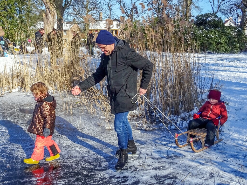 Voor het eerst met papa op het ijs... (Foto: Albert Stolwijk). 