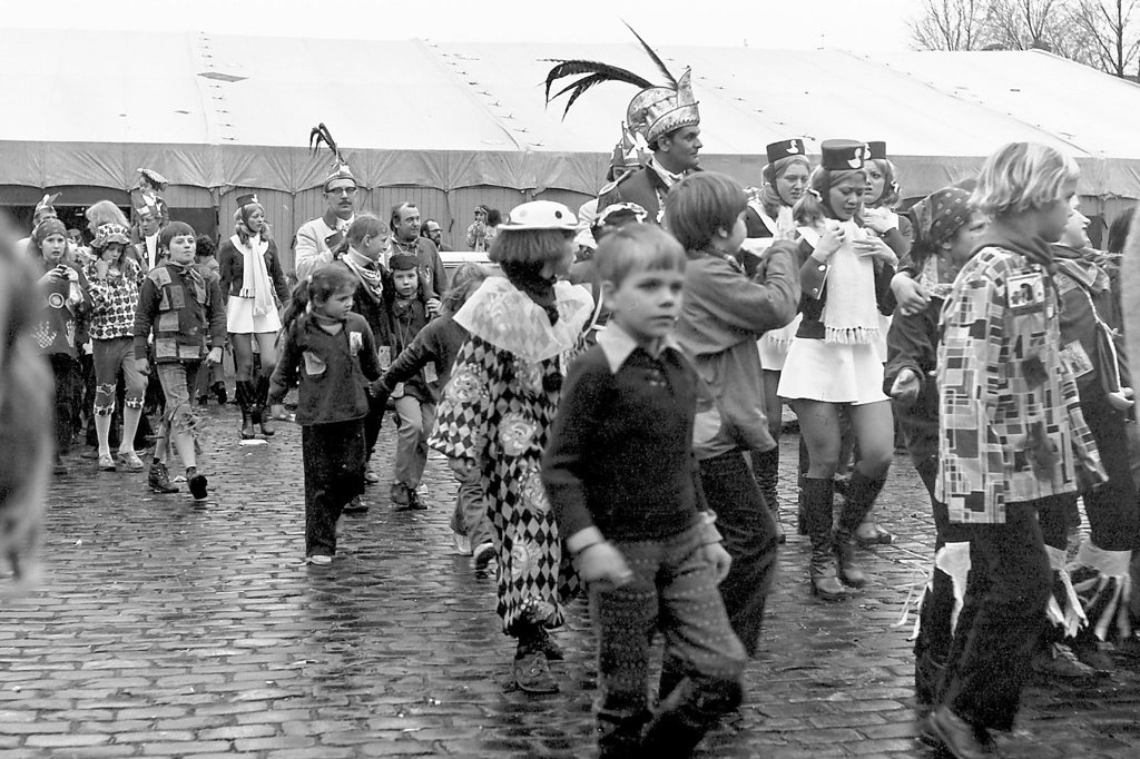Carnaval 1973: Prins Randero I (Jan van Horen) verlaat feesttent Open Hof op het Breukelsplein. (Foto: Jan van Oploo, Beeldbank Boxtel).