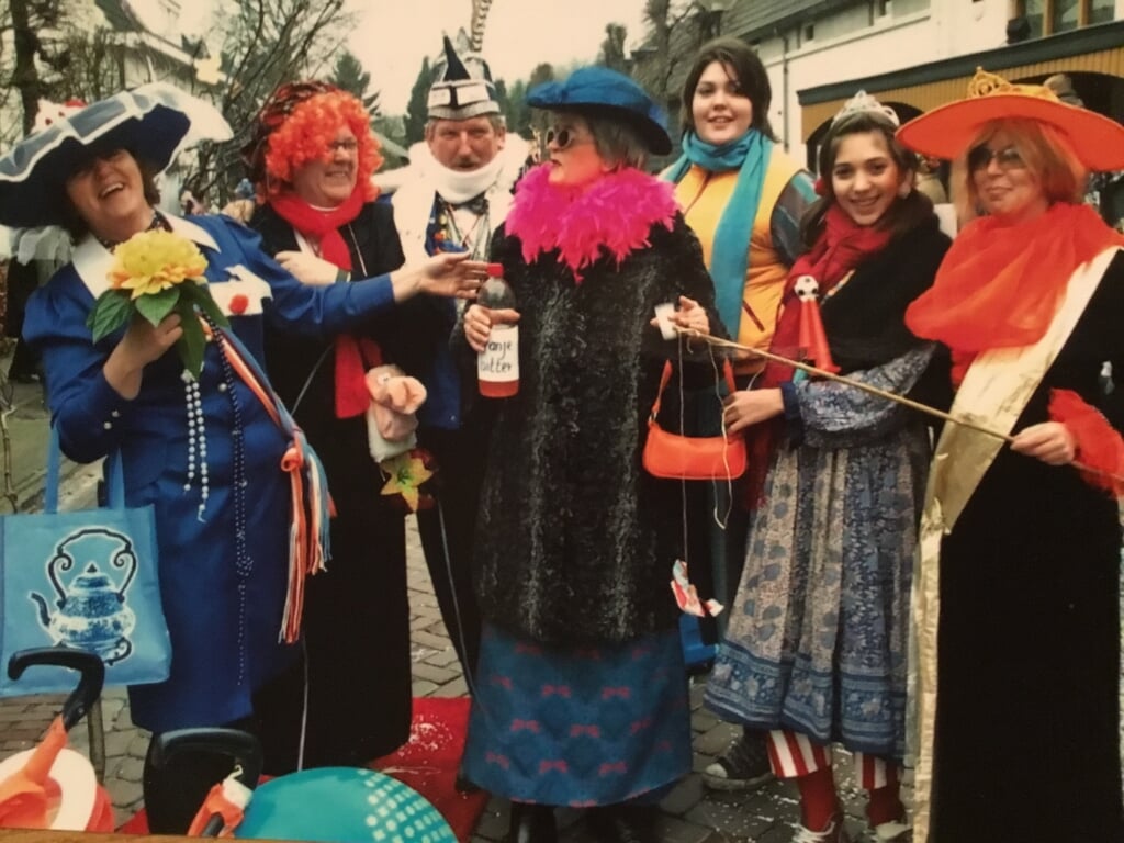 Een groep Essche vrouwen beeldt koningin Beatrix en haar familie uit. Die 'oefenen' in Oggelvorsenpoel voor het bezoek aan 's-Hertogenbosch op Koninginnedag. (Foto: Lia Vorstenbosch, 2007). 