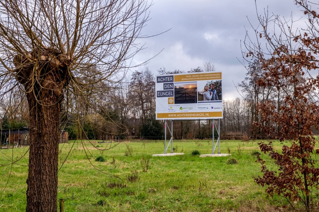 Er staat een bouwbord en de omgevingsvergunning is rond, nu moet de Raad van State nog een uitspraak doen. (Foto: Peter de Koning).