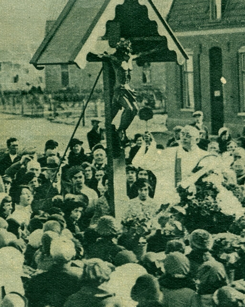 Inzegening van het wegkruis door deken Brord Spierings op Goede Vrijdag 1 april 1933. (Foto: collectie Beeldband Boxtel). 