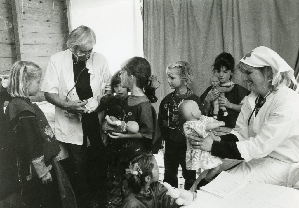 Poppendokter bij Kindervakantiewerk Lennisheuvel in 1999.