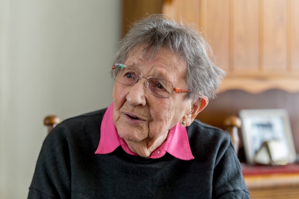 Nel Sanders- van den Aker is 16 februari 102 geworden. Ze is een trouwe lezeres van Brabants Centrum. (Foto: Peter de Koning).