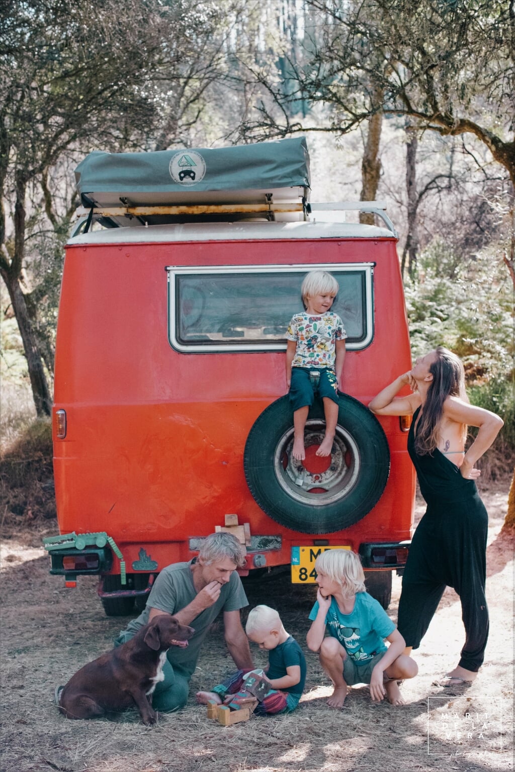 Sietske van den Oord poseert met partner Jelle en hun kinderen Boke, Tibbe en Seppe bij de Mercedes 608-brandweerwagen die hen in 2018 naar Portugal heeft gebracht. (Foto: eigen collectie)