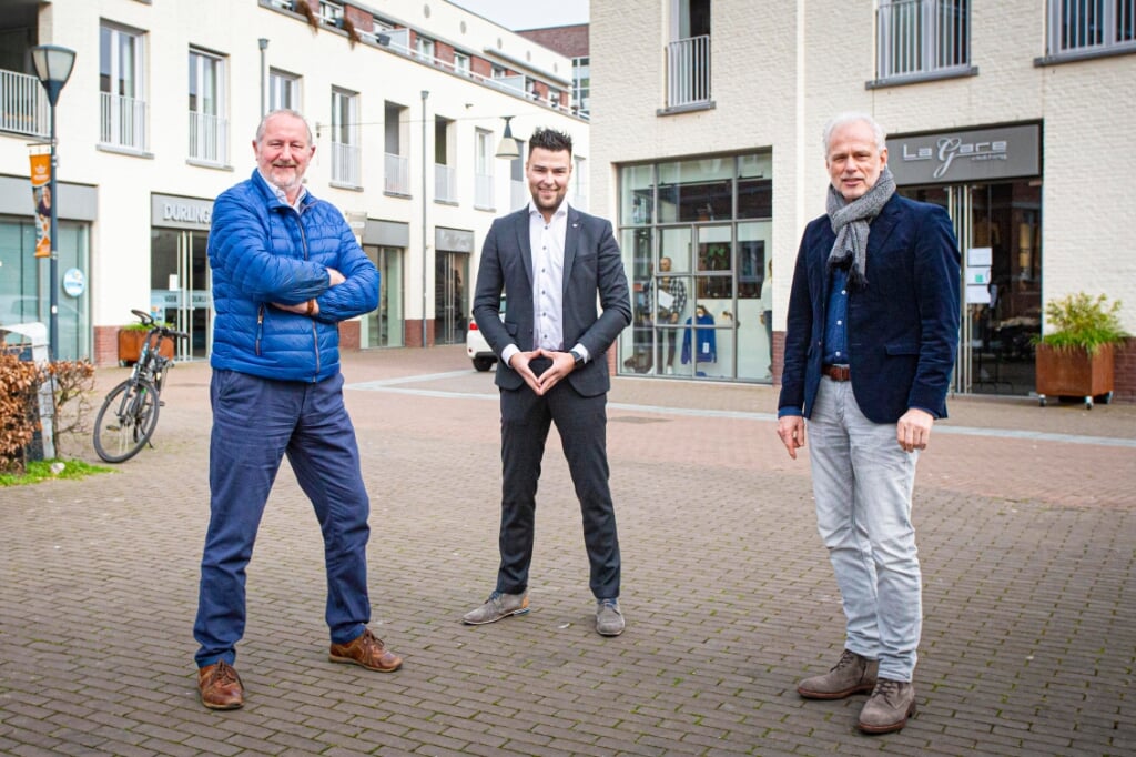 Coördinator Jordy van den Boer (midden) en bestuurslid Luc Broos van het Centrummanagement brengen samen met Henk van der Zee (rechts) van stichting Brabants Centrum centrumondernemers onder de aandacht. (Foto: Bas van den Biggelaar).