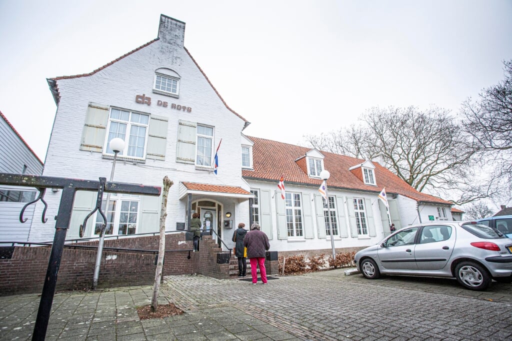 In gemeenschapshuis De Rots werden zaterdag 440 patiënten van huisartsengroepspraktijk De Vier Kwartieren gevaccineerd met het AstraZeneca-vaccin. (Foto: Bas van den Biggelaar).