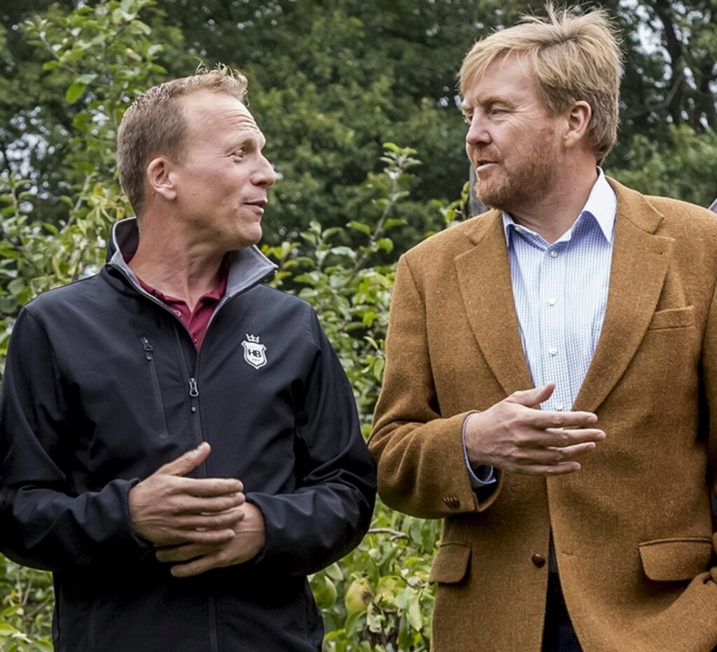 Geert van der Veer in gesprek met koning Willem-Alexander tijdens diens bezoek aan Herenboeren Wilhelminapark. (Foto: Peter de Koning, 2019).