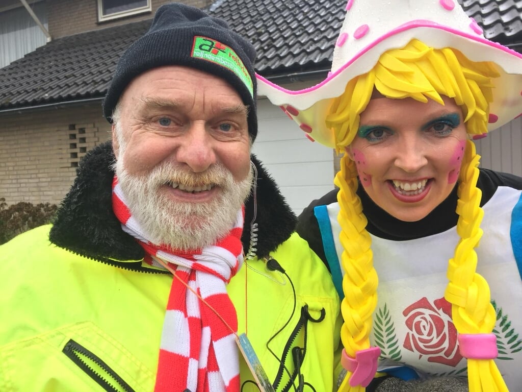 Eefje Bergman van De Roze Sokken uit Esch viert carnaval met haar vader Tiny van Schijndel, die ongeneeslijk ziek is. ,,Hopelijk kunnen we in 2022 samen weer een feestje bouwen", schrijft Eefje. (Foto: 2019). 