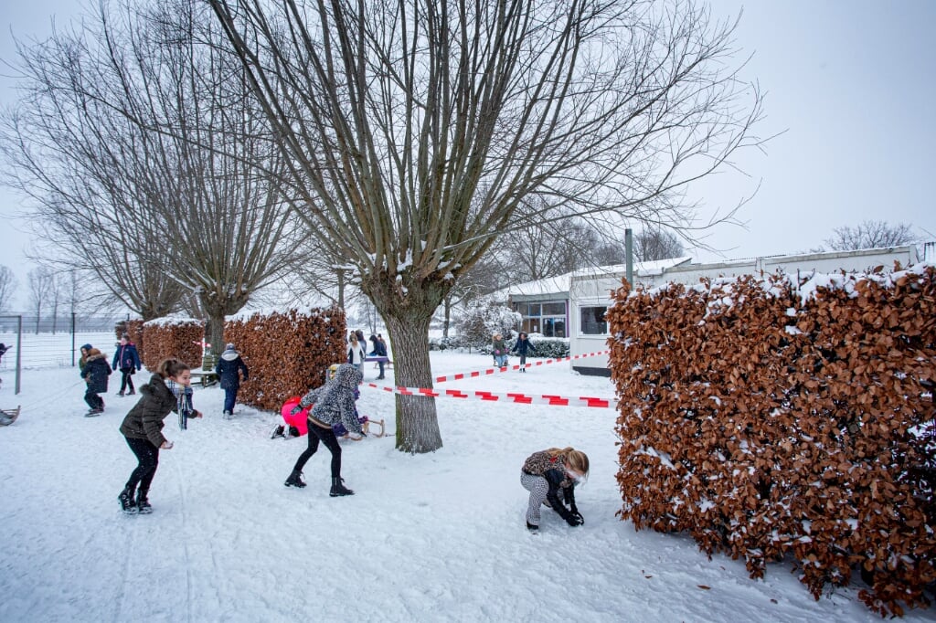 Spelen in gescheiden groepen. Het moet maar even. Deze leerlingen van de Willibrordusschool in Esch 'bewaken' hun grens. (Foto: Bas van den Biggelaar).