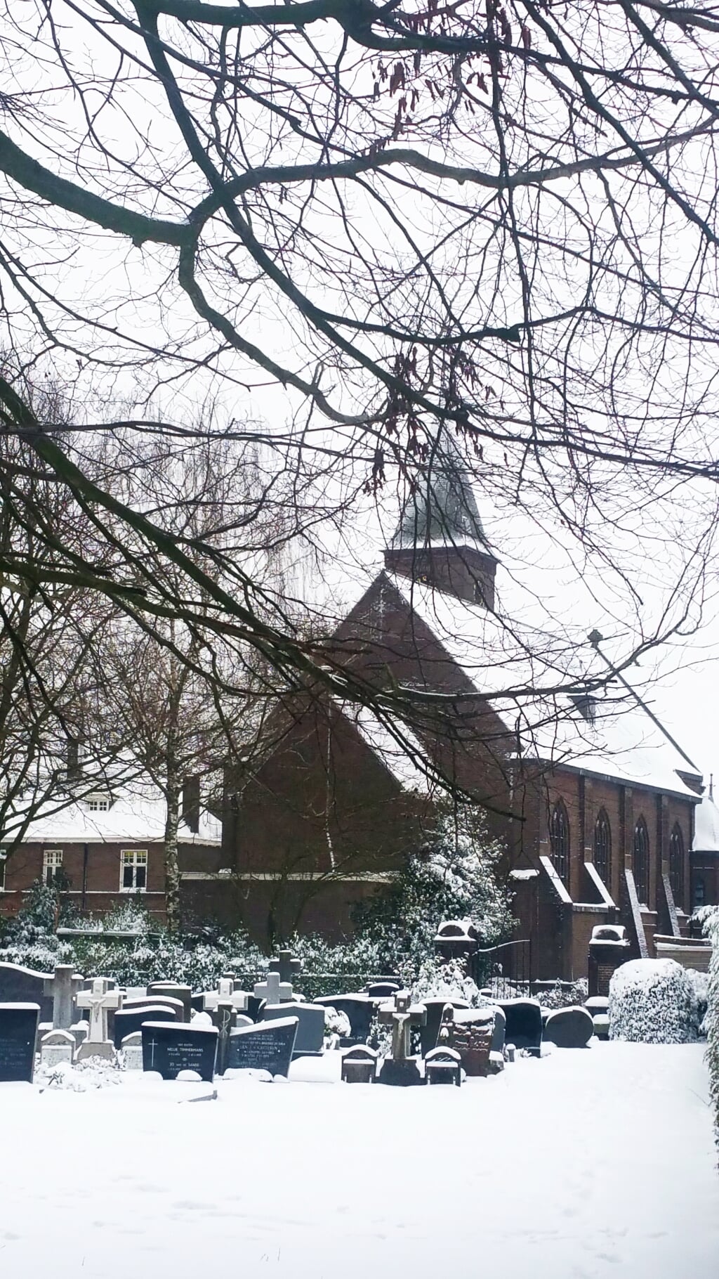 De Lennisheuvelse Sint-Theresiakerk in de sneeuw. Dorpsbewoner Beate Rose maakte de foto zondag. 