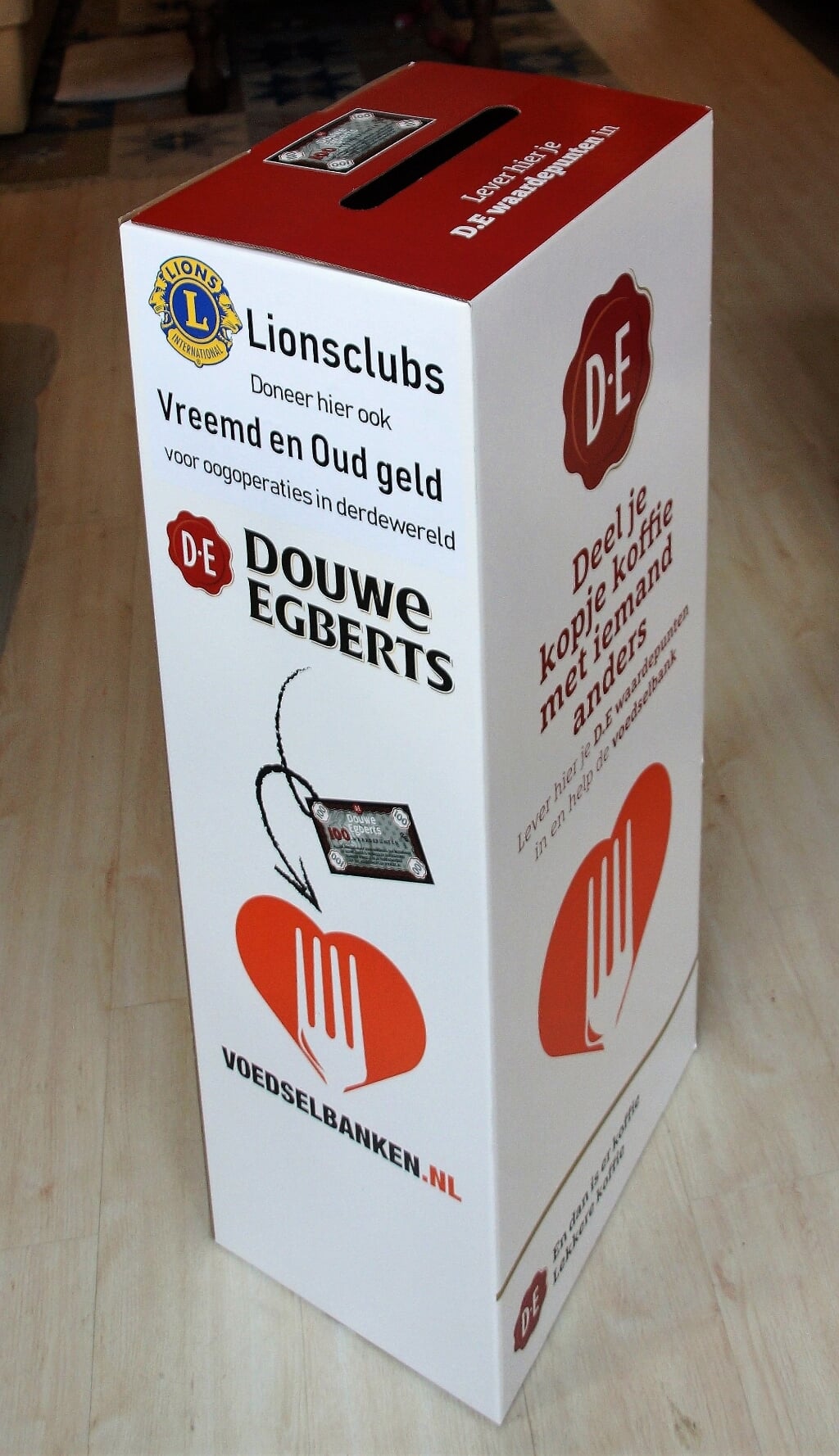 De kartonnen zuilen voor de acties van de Lionsclubs zijn te vinden in de Boxtelse supermarkten. (Foto: eigen collectie). 