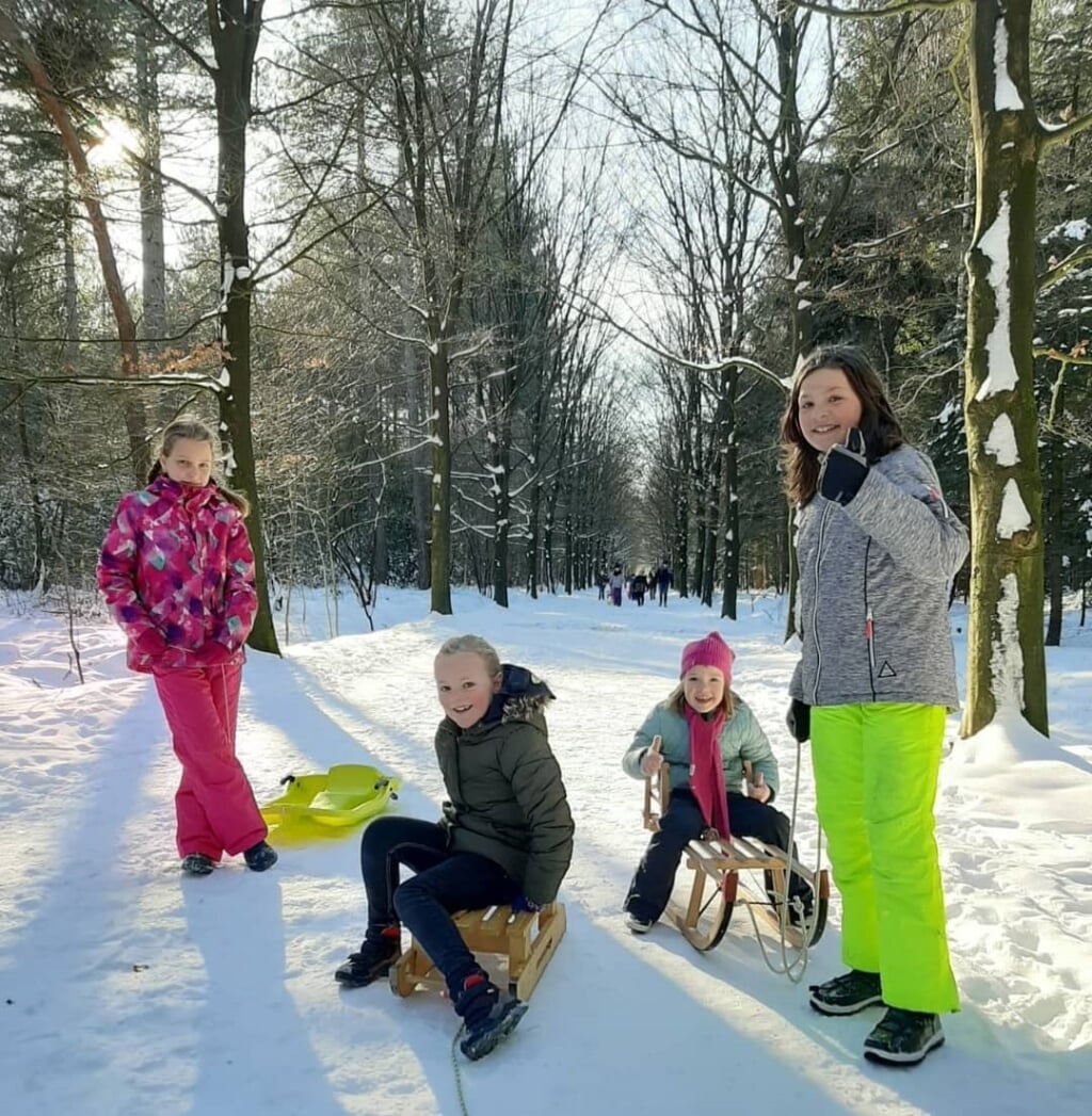 De trollen, meisjes uit een welpengroep, spelen in de sneeuw. (Foto: Scouting Boxtel).