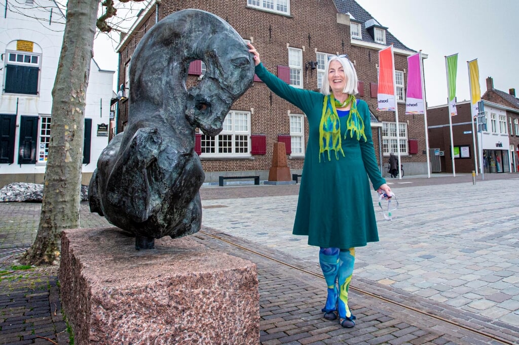 Marusjka Lestrade heeft deze week haar dossiers als wethouder van onder meer jeugdzorg, Wmo, kunst & cultuur, onderwijs en ouderenbeleid overgedragen aan haar opvolgers. Ze poseert voor het gemeentehuis aan de Markt bij het kunstwerk De Gedachte, een bronzen paardentorso uit 1985 van de Limburgse kunstenaar Arthur Spronken. 