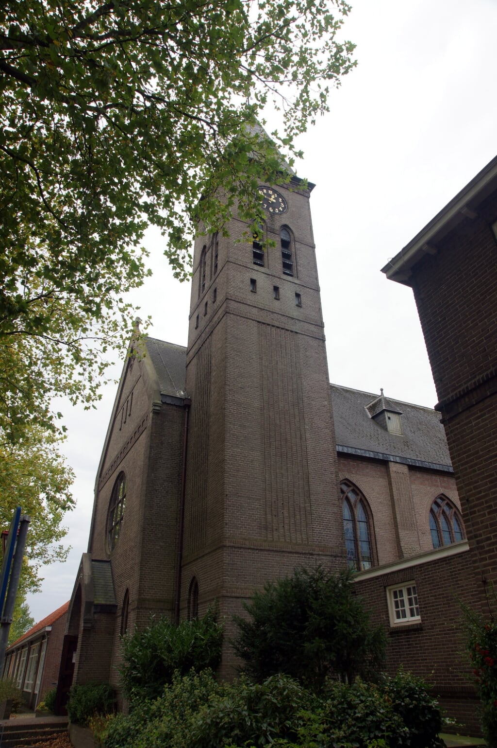De Sint-Theresiakerk in Lennisheuvel dateert uit 1926 en is gewijd aan Theresia van Lisieux, die een jaar voor de opening heilig werd verklaard. (Foto: Peter de Koning). 